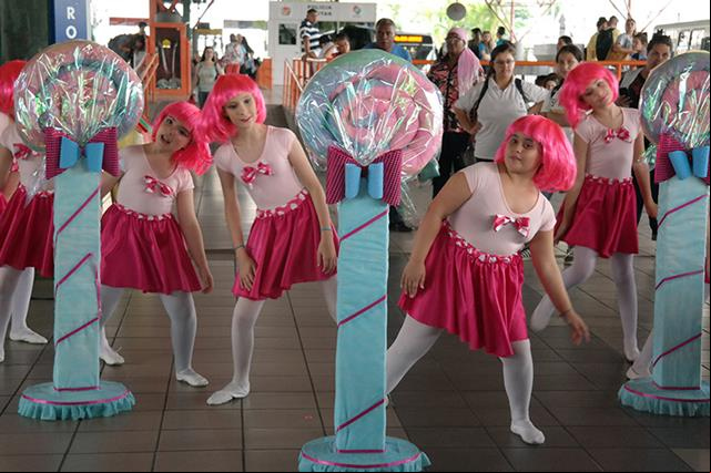 Alunas coloriram o Terminal com suas coreografias. - Foto: reprodução