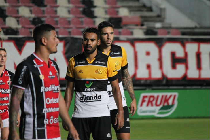 Adenilson foi titular em grande parte do Catarinense deste ano (Foto: Celso da Luz / Criciúma EC)