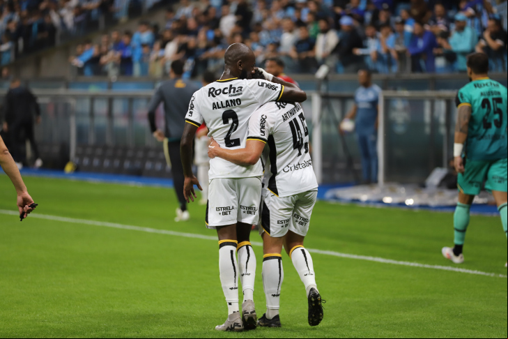Allano e Arthur Caíke, que jogaram no Criciúma em 2024, vão jogar a Série B por outras equipes - Foto: Celso Da Luz/CEC