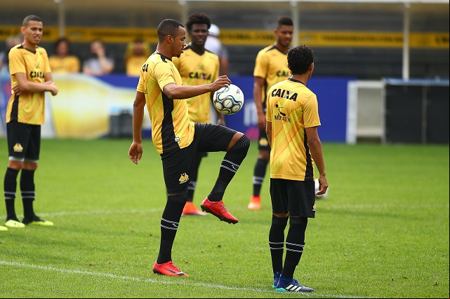 Com a camisa tricolor, ele já desempenhou três diferentes funções no esquema do Criciúma / Foto: Guilherme Hahn/Especial