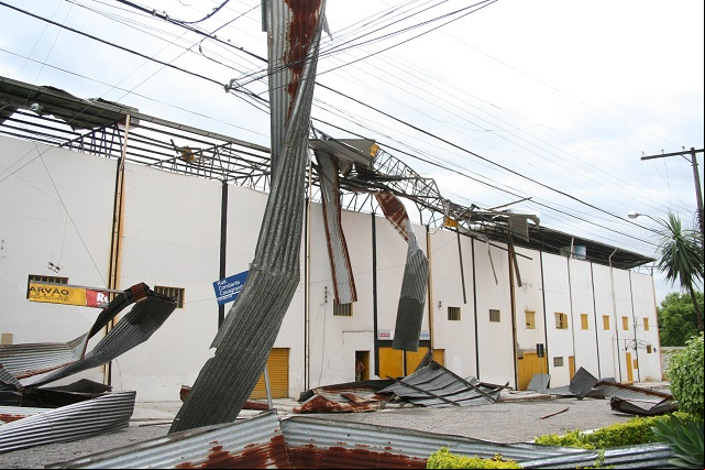Em novembro daquele ano, tempestade levou parte da cobertura do Estádio Heriberto Hülse/Foto: Arquivo/A Tribuna