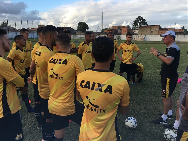 Treinador confirma o time com Carlos Eduardo na direita / Foto: Fernando Ribeiro/Criciúma E.C.