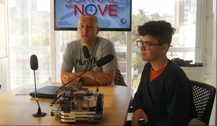 Professor Cleber Marinho Junior e aluno Leonardo da Silva De Luca, da equipe Carvoeiros Robots 2 (foto: Clara Floriano)