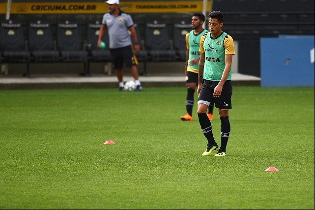 Gabriel, que pode fazer sua estreia, e Luiz Fernando são os prováveis no meio-campo/Foto:Guilherme Hahn/Especial