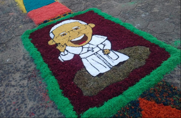 Tapetes para a procissão de Corpus Christi no Rio Maina (foto: Laura Nunes)