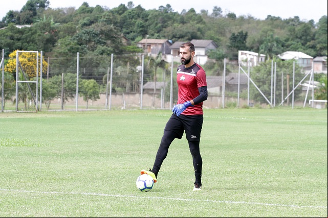 Bruno Grassi ressalta evolução da defesa do Criciúma / Fotos: Lucas Renan Domingos / A Tribuna
