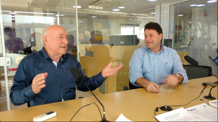 Rubens e Renato Costa, pai e filho, falam o que mudou no mercado de carros nos últimos 50 anos (foto: Amanda Farias)