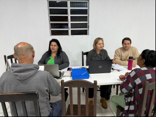 Notícia - Mais de 100 famílias da Vila Zuleima receberam atendimento de regularização fundiária em Criciúma
