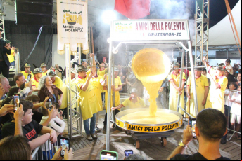 Notícia - Tombo da polenta marca abertura oficial da 13ª Maggiofest em Morro da Fumaça