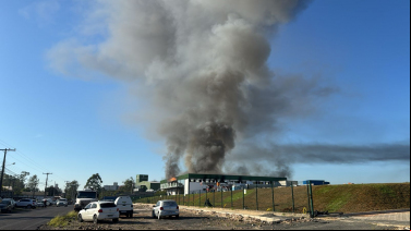 Notícia - [Vídeo] Incêndio de grandes proporções atinge empresa em Criciúma