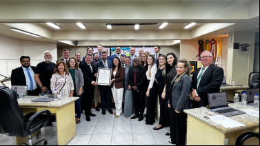 Notícia - Câmara homenageia médico por cirurgias gratuitas a idosos carentes em Criciúma