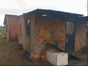 Notícia - Incêndio destrói imóvel e deixa morador ferido em Balneário Gaivota