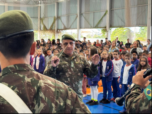 Notícia - Alunos de Criciúma voltam a cantar o hino nacional nas escolas