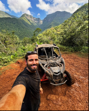 Notícia - Ex-BBB Matteus Amaral escolhe Praia Grande para viagem romântica e voo de balão