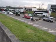 Manifestantes em Içara, bairro Vila Nova, um dos pontos bloqueados no Sul de SC. 