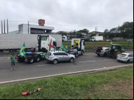 Manifestantes em Içara, bairro Vila Nova, um dos pontos bloqueados no Sul de SC. Foto: Enio Biz/4oito