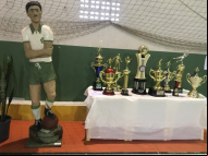 Troféus do Metropol estão expostos no ginásio do bairro, defronte ao estádio