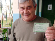 Paulo, já aguarda na EEB João Dagostim no bairro Quarta Linha, o primeiro da sessão 165. Foto: Andreara Bianca/4oito